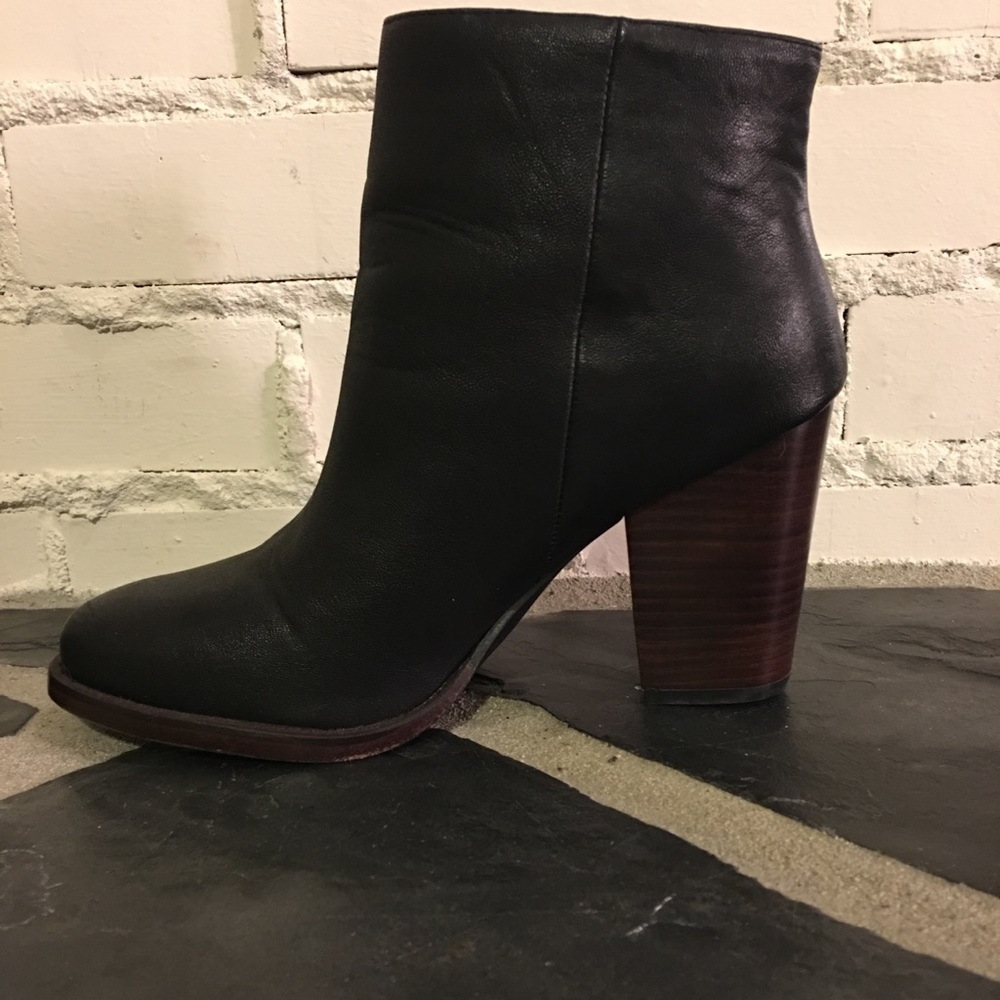 NWOT Urban Outfitters black bootie - Picture 3 of 6